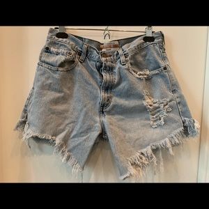 Distressed Levi’s Shorts 😍